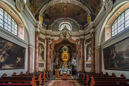 Barokowe wnętrze kaplicy rudzkiego sanktuarium ze zdobionym sklepieniem.