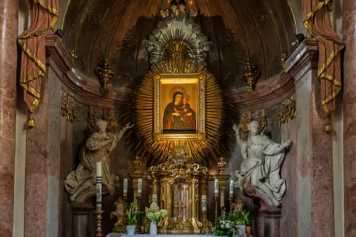 Złocony ołtarz kaplicy z obrazem Matki Bożej Pokornej w asyście rzeźbionych figur.