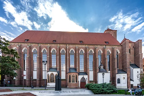 Północna elewacja kościoła NMP na Piasku we Wrocławiu z wysokimi oknami ostrołukowymi.