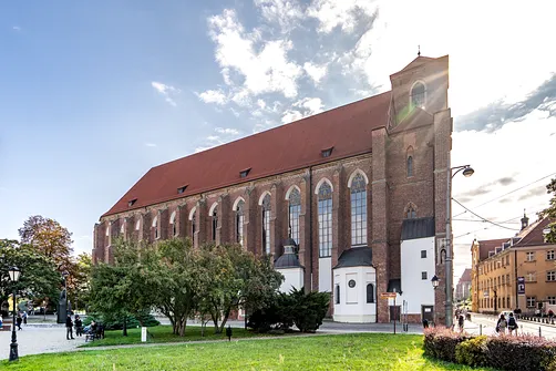Bryła wrocławskiej świątyni na Piasku widoczna od strony północno-zachodniej.