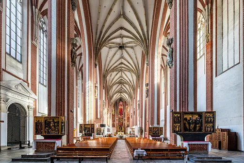 Widok na nawę główną oraz prezbiterium wrocławskiego kościoła NMP na Piasku.