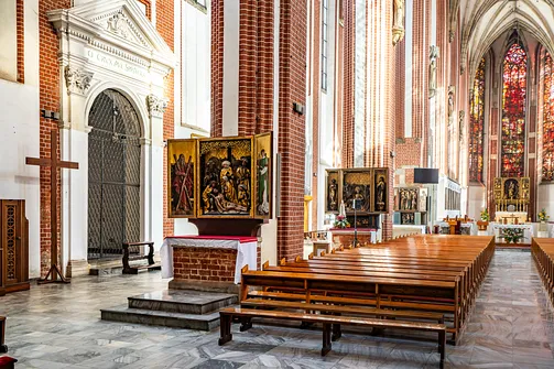 Przejście w nawie bocznej kościoła na Piasku we Wrocławiu z gotyckim retabulum.