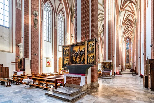 Widok na nawy i gotyckie filary wewnątrz kościoła Najświętszej Maryi Panny na Piasku.