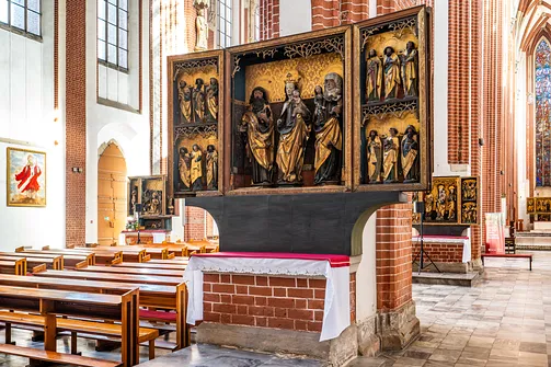 Rzeźbiony poliptyk szafowy na murowanej podstawie we wnętrzu kościoła NMP na Piasku we Wrocławiu.