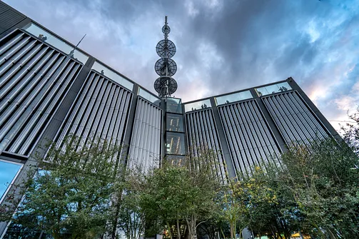 Elewacja Varso Tower w Warszawie widoczna z poziomu tarasu widokowego.