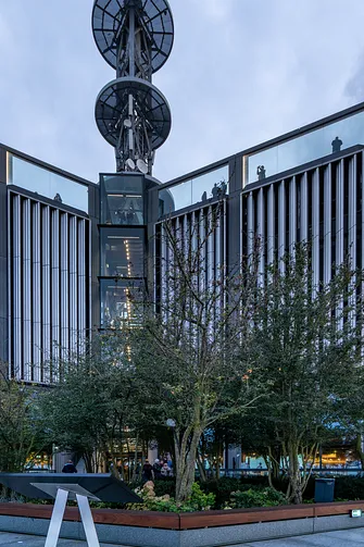 Stalowa iglica telekomunikacyjna wieżowca Varso Tower w Warszawie.