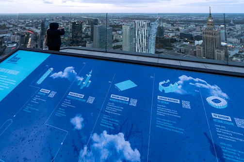 Tablica informacyjna dla zwiedzających na tarasie widokowym Varso Tower.