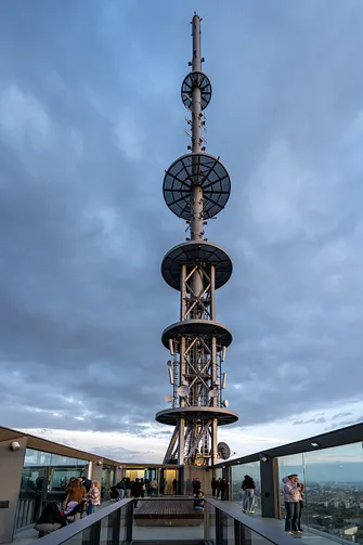 Iglica nad tarasem widokowym warszawskiego wieżowca Varso Tower.