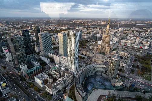 Widok z Varso Tower na centrum Warszawy i wieżowiec Złota 44.