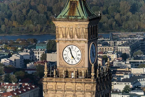 Zegar na wieży Pałacu Kultury i Nauki w zbliżeniu z Varso Tower.