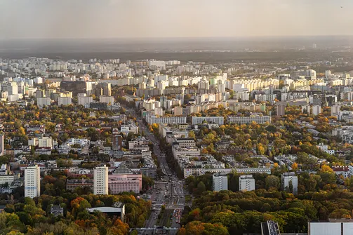 Zabudowa mieszkaniowa Warszawy widziana z tarasu Varso Tower.