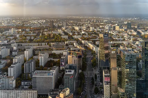 Panorama gęstej zabudowy warszawskiej Woli sfotografowana z punktu widokowego Varso Tower.