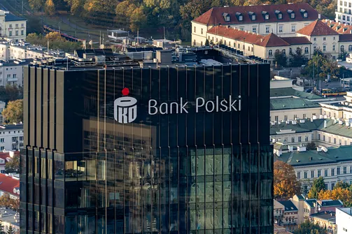 Szklana elewacja wieżowca PKO Bank Polski widoczna z punktu obserwacyjnego Varso Tower.