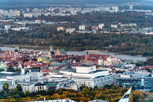 Zespół zabytkowy Starego Miasta i Zamek Królewski w Warszawie w widoku z tarasu Varso Tower.