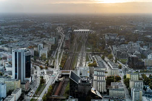 Węzeł kolejowy ze stacją Warszawa Zachodnia w ujęciu z punktu widokowego wieży Varso Tower.