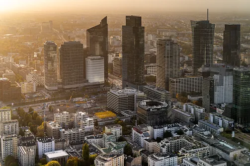 Skupisko biurowców wokół ronda Daszyńskiego ukazane z Varso Tower.