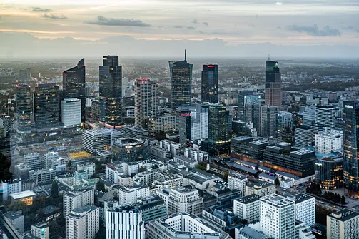 Wieżowce w rejonie ronda Daszyńskiego sfotografowane z tarasu obserwacyjnego Varso Tower.