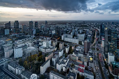 Miejska zabudowa warszawskiej Woli widoczna z punktu obserwacyjnego wieżowca Varso Tower.