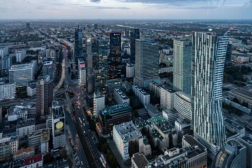 Centrum Warszawy z wieżowcem Złota 44 w perspektywie z tarasu widokowego Varso Tower.