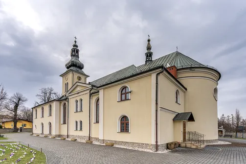Bryła sanktuarium w Hałcnowie z półkolistą apsydą oraz wieżyczką na sygnaturkę.