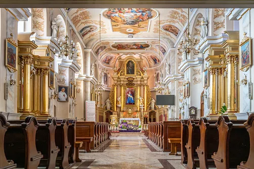 Wnętrze sanktuarium w Hałcnowie z widokiem na nawę główną oraz ołtarz główny.