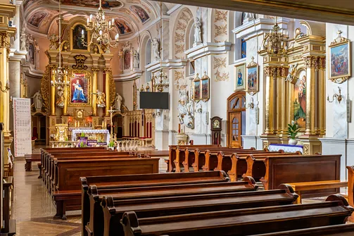 Perspektywa na prezbiterium i ołtarz główny kościoła Matki Bożej Bolesnej.