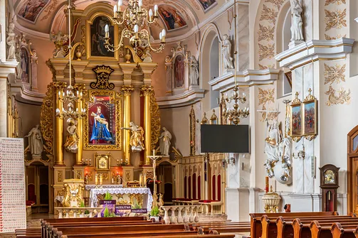 Nastawa ołtarza głównego z figurą Matki Bożej Bolesnej w bielskiej bazylice.
