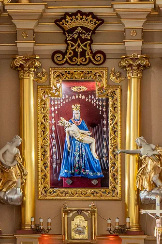 Cudowna figura Matki Bożej Bolesnej w centralnej części ołtarza głównego hałcnowskiego sanktuarium.