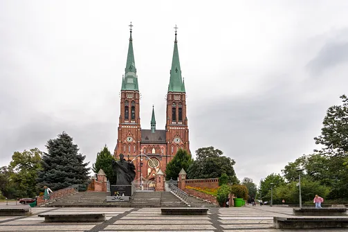 Dwuwieżowa fasada neogotyckiej bazyliki św. Antoniego w Rybniku widoczna z placu Jana Pawła II.