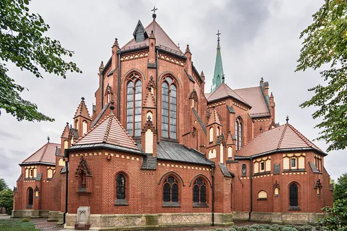 Wielobocznie zamknięte prezbiterium oraz kaplice boczne rybnickiej świątyni neogotyckiej.