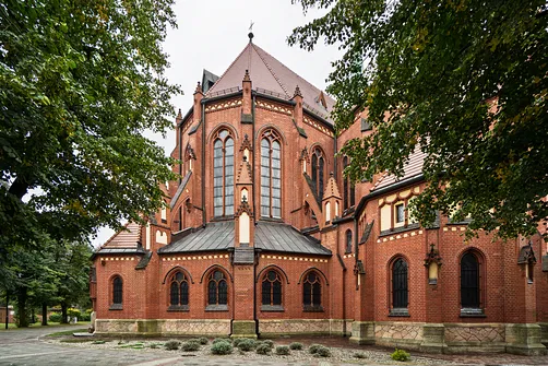 Architektura ceglanego prezbiterium i nawy poprzecznej kościoła pw. św. Antoniego w Rybniku.