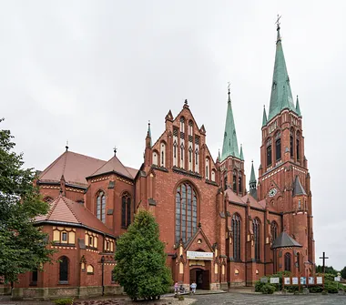 Neogotycka bryła bazyliki w Rybniku od strony północno-zachodniej z widocznym wejściem bocznym.