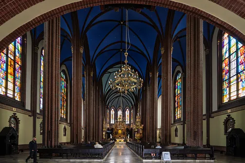 Widok z nawy głównej na prezbiterium i sklepienie krzyżowo-żebrowe świątyni w Rybniku.