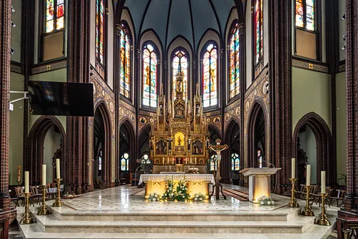 Prezbiterium bazyliki św. Antoniego w Rybniku z ołtarzem głównym.