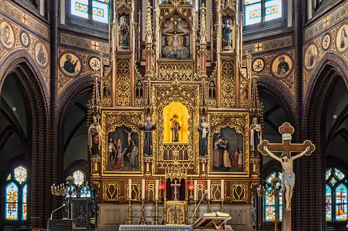 Misternie rzeźbiona nastawa ołtarzowa w rybnickiej bazylice z figurą patrona.