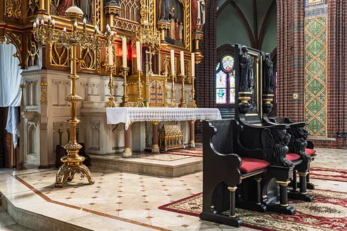 Marmurowa mensa z pozłacanym tabernakulum w prezbiterium rybnickiej świątyni.