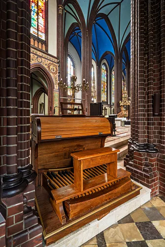 Stół gry organowej ustawiony przy filarze wewnątrz kościoła w Rybniku.