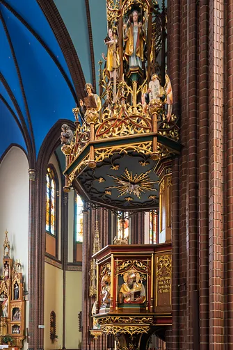 Rzeźbiony kosz oraz czasza ambony zamontowanej na filarze rybnickiej bazyliki.