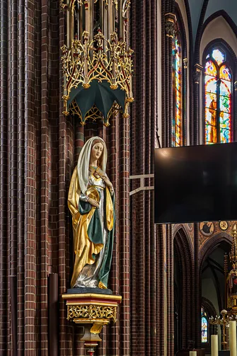 Figura Najświętszego Serca Maryi pod baldachimem na filarze rybnickiej bazyliki.