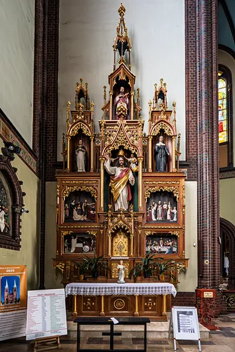 Drewniany ołtarz boczny w świątyni w Rybniku.