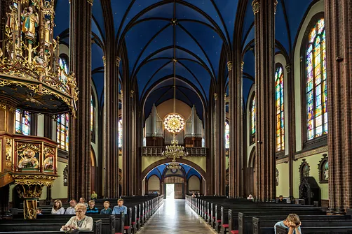 Widok z nawy głównej na prospekt organowy w bazylice w Rybniku.