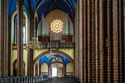 Prospekt organowy i rozeta na emporze muzycznej rybnickiej bazyliki św. Antoniego.