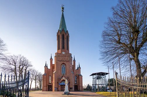 Neogotycki kościół NMP Nieustającej Pomocy w Rędzinach widok na fasadę i wieżę od strony bramy.