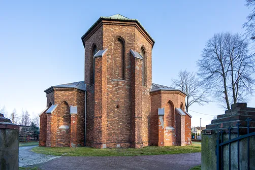 Wieloboczne zamknięcie prezbiterium rędzińskiej świątyni z widocznymi ceglanymi przyporami