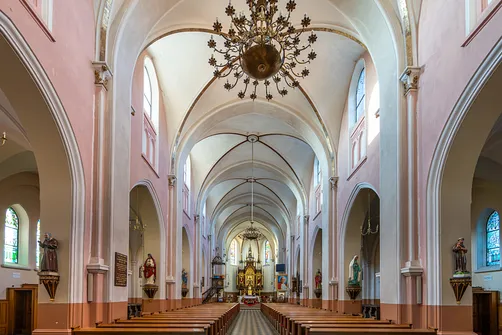 Wnętrze kościoła NMP Nieustającej Pomocy w Rędzinach widok z nawy głównej na prezbiterium.