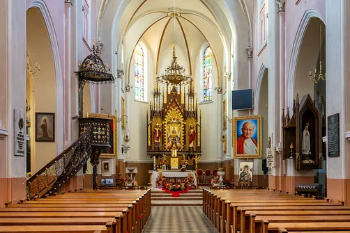 Prezbiterium rędzińskiej świątyni z neogotyckim ołtarzem głównym i bogato zdobioną amboną