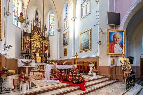 Marmurowe stopnie prezbiterium i ołtarz główny w kościele NMP Nieustającej Pomocy.