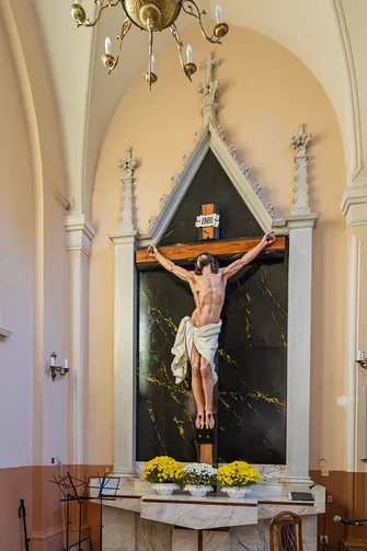 Rzeźba Ukrzyżowanego Chrystusa we wnęce ściennej rędzińskiej świątyni.