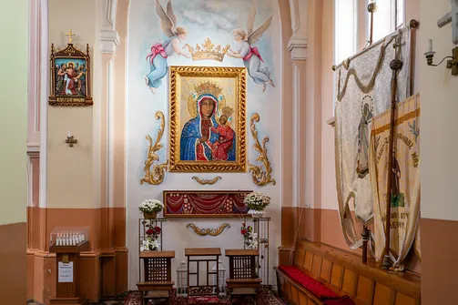 Malowidło ścienne z wizerunkiem Matki Bożej Częstochowskiej w kościele w Rędzinach.