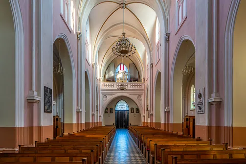 Widok z nawy głównej na chór muzyczny z prospektem organowym w Rędzinach.